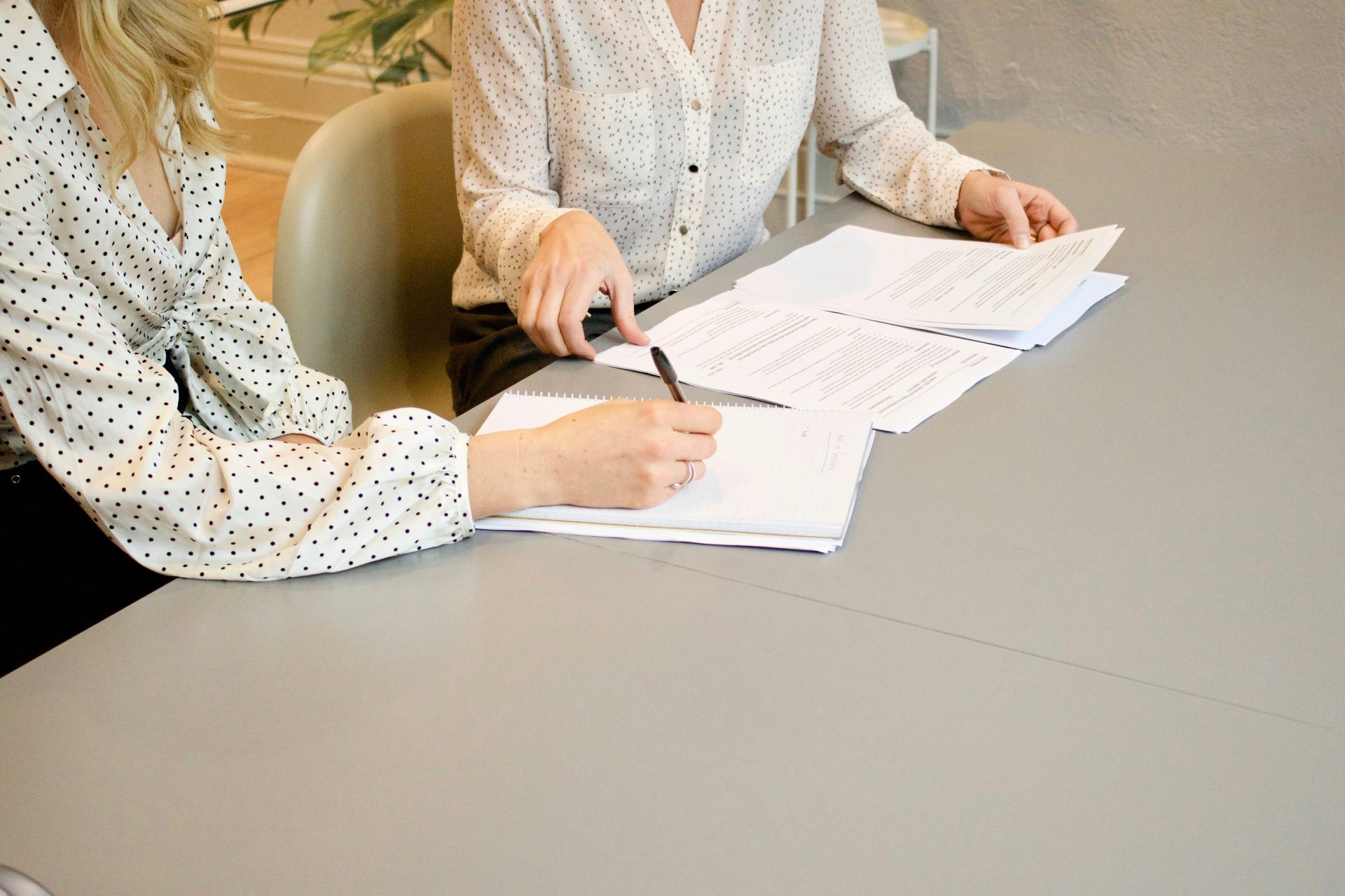 Eine Frau, die ein Stück Papier in ihren Händen hält